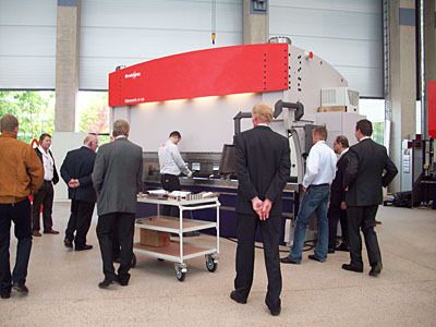 Bei einem Rundgang durch die Fertigung konnten die Gäste einen Blick hinter die Kulissen werfen. (Archiv: Vogel Business Media)