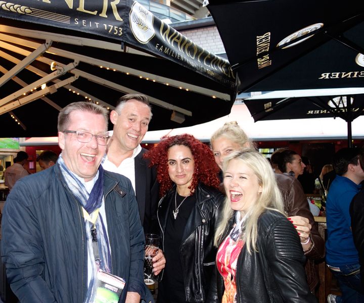 Super Stimmung unter (v. l.) Andreas Hansen, Boston, Bernd Tillmann, TAROX, Besa, IT-BUSINESS, Sandra Hanel, MB Medien, und Janna Grosse, UNIT. (Bild: IT-BUSINESS)