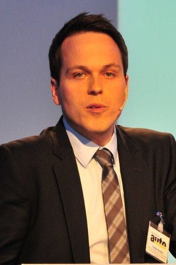 Torben Karges vom Flensburger Berufsbildungsinstitut Arbeit und Technik ging in seinem Referat auf das Thema E-Mobilität in der überbetrieblichen Ausbildung ein. (Foto: Schmidt)