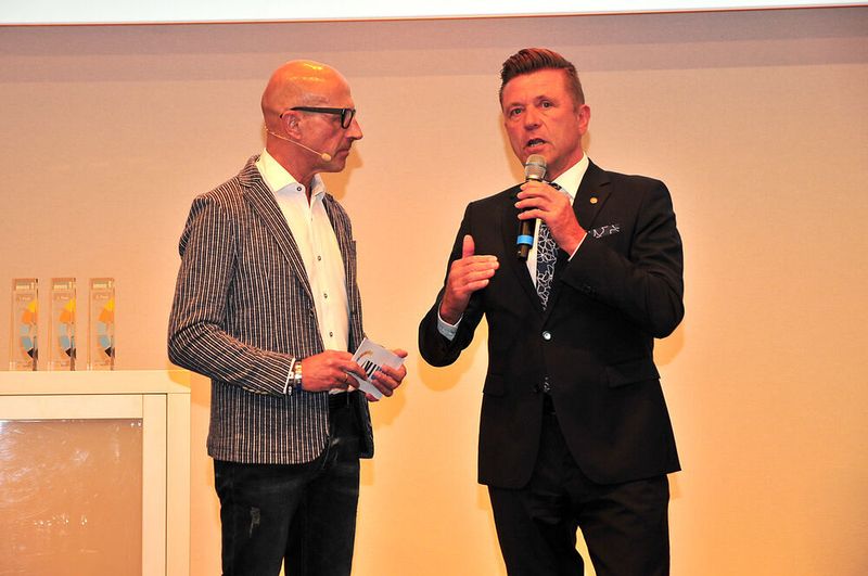 Bundesinnungsmeister Wilhelm Hülsdonk (re.) betonte bei der Preisverlehung im Interview mit dem Moderator Goofy Förster den enomen Stellenwert, den eine gute Ausbildung für die Betriebe im deutschen Kfz-Gewerbe hat. (Edgar Schmidt/»kfz-betrieb«)
