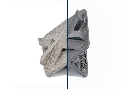 Vergleich von MJF-Nylon-PA12-Teilen: wie gedruckt (links) oder schwarz eingefärbt und Vapour behandelt (rechts).(Bild:  Xometry Europe)
