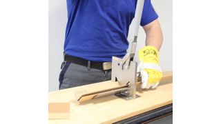 Ohne großen Kraftaufwand lassen sich mit dem K-WSG Winkel aus Pappe für den Kantenschutz zuschneiden. (Bild: Kemapack)