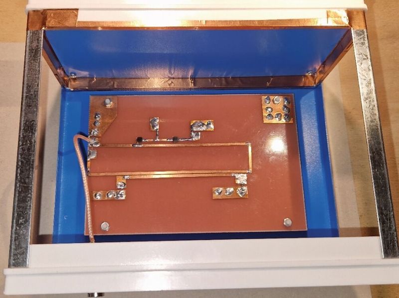 Bild 29:  In das Gehäuse eingebaute Baugruppe, Signaleinspeisung über Koaxialkabel in die Leiterschleife. (Bild: Würth Elektronik)