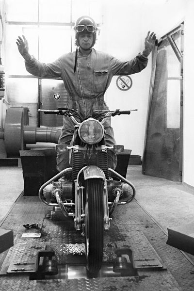 Heute produziert das Werk täglich rund 900 Motorräder und e-Scooter. Aktuell sind es seit 1969 rund vier Millionen Einheiten. (Bild: BMW AG)