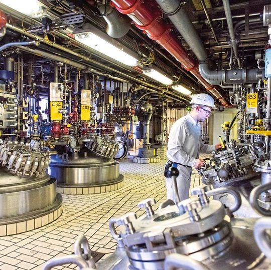 In Frankfurt Höchst produziert Sanofi Arzneimittelwirkstoffe in vielstufigen und anspruchsvollen Syntheseverfahren. In Frankfurt Höchst produziert Sanofi Arzneimittelwirkstoffe in vielstufigen und anspruchsvollen Syntheseverfahren.