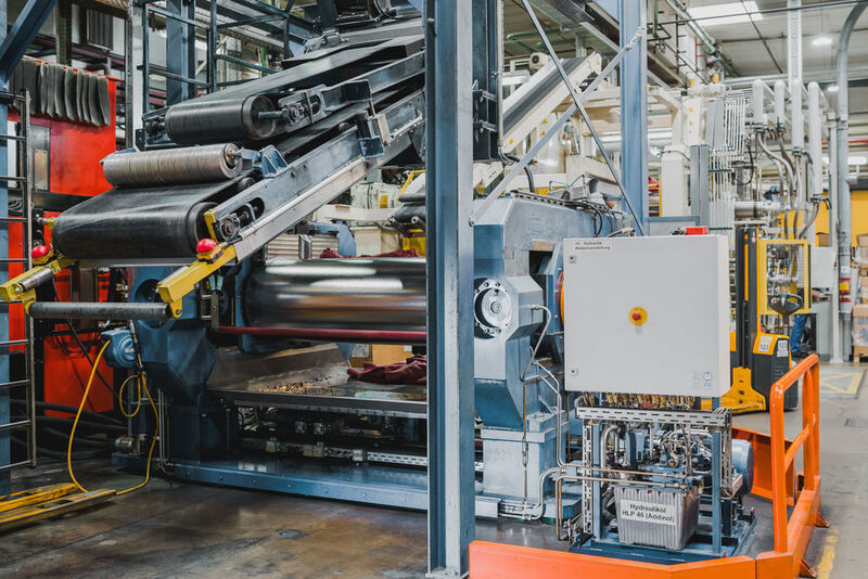 Die Walzwerke der KRAIBURG GmbH & Co. KG laufen fast durchgängig im Dreischichtbetrieb. Daher spielt die Maschinenverfügbarkeit eine extrem wichtige Rolle.  (Bosch Rexroth)