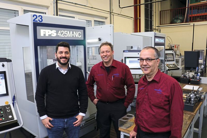 V. l.: Andreas Theofilidis, Vertriebsleiter bei FPS, Markus Domesle, Ausbildungsmeister für Zerspanung und Peter Frühschütz, Ausbildungsleiter bei Hoerbiger, sind sich einig: Die Universalfräsmaschinen der FPS Dualmaster-Baureihe eignen sich perfekt für die Fräs-Ausbildung bei Hoerbiger. (Bild: FPS Werkzeugmaschinen)