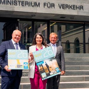 Kirsten Lühmann, Präsidentin der Deutschen Verkehrswacht, stellt zusammen mit Bundesinnungsmeister Detlef Peter Grün (BIV-Kfz) und ZDK-Präsident Thomas Peckruhn (r.) vor dem Bundesverkehrsministerium in Berlin die aktuelle Licht-Sicht-Test-Aktion vor.(Bild:  ONE2SEVEN)