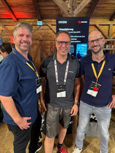 Bei der Hitze ohne roten Hut unterwegs: (v. l.) Heiko Hartnagel, Dirk-Jan Bösinger und Tom Haberecht von Red Hat (Bild: Vogel IT-Medien GmbH)