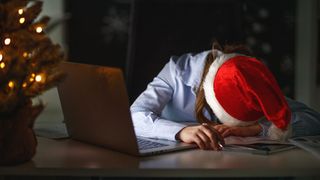 Wer auch an freien Tagen – gewollt oder ungewollt – für die Arbeit erreichbar ist, wird sich kaum erholen und kann sogar krank werden. (Bild: JenkoAtaman - stock.adobe.com)