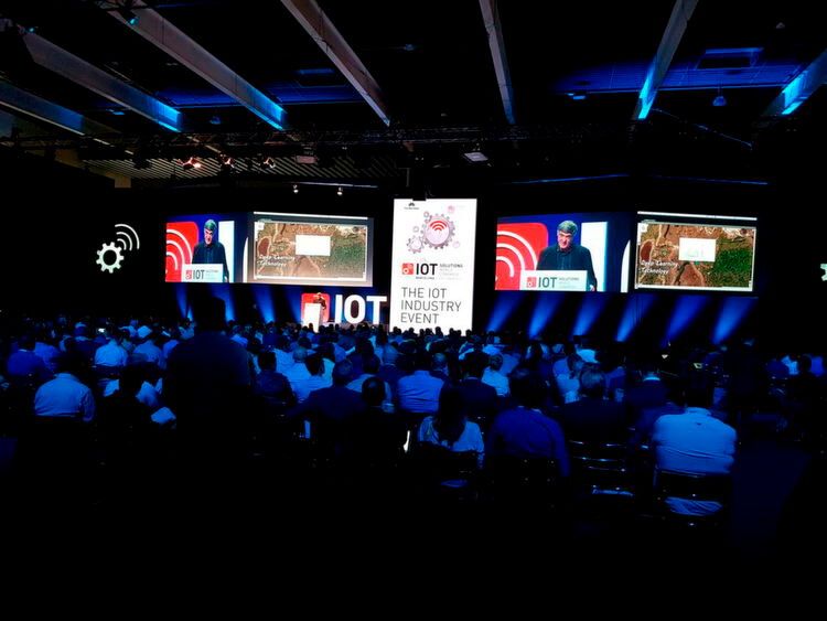 IoT Solutions World Congress  Der IoT Solutions World Congress setzt seine Themenschwerpunkte vor allem auf die Präsentation aktueller IoT-Anwendungen sowie die Konvergenz des IoT mit künstlicher Intelligenz und Blockchain-Technologie. Auf 32,000 m2 Ausstellungsfläche begegnen sich internationale Vertreter der Branchen Manufacturing, Healthcare, Energy & Utilities, Connected Transport, Buildings & Infrastructure, Retail, Agriculture, Mining, Hospitality und weiteren.  Wann: 16. - 18. Oktober, Barcelona. Mehr unter: 