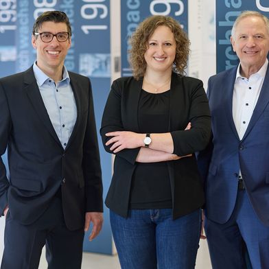 Annika Grässle (Mitte) wurde zum 1. Januar 2026 die geschäftsführende Gesellschafterin bei der Otto Roth Gruppe. Sie wird gemeinsam mit den Geschäftsführern Philipp Roth (links) und Rainer Grässle (rechts) die Erfolge von Otto Roth und Berliner Schrauben vorantreiben. (Bild: Otto Roth)