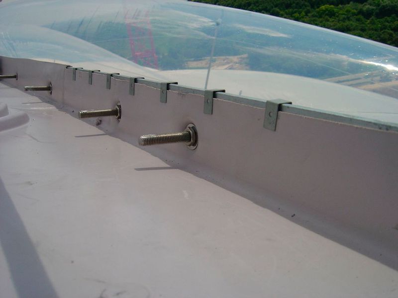 Anwendungsbeispiel Allianz Arena: Eine Fasteks U-Klammer sichert die Befestigung der Regenabläufe auf dem Dach. (Bild: KVT-Fastening)