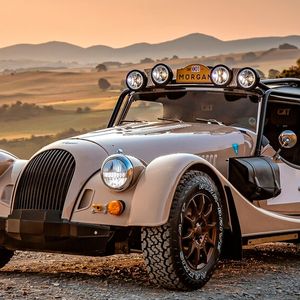 Der Morgan Plus Four CX-T vereint die Eigenschaften der Gattungen Sportwagen, Roadster und Geländewagen.(Bild:  Morgan)
