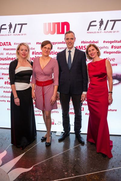 Eva Kanzler, Farina Steinert, Dr. Markus Richter und Daniela Schilling in der Fotobox. (Bild: www.hamann.photo)
