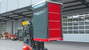 Dieser vollständig automatisierte Gegengewichts-Gabelstapler Factory E-Truck FE616 kommt mit induktivem Ladesystem und optionalem Wetterschutzaufbau daher. (Bild: Neumaier Industry)