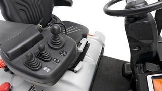 Auf seinem Arbeitsplatz kann der Fahrer der QX2-Stapler von Nissan seinen komfortablen Federsitz und das Lenkrad individuell einstellen.  Bild: Nissan Forklift (Archiv: Vogel Business Media)