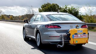 Die EU-Staaten haben sich darauf geeinigt, den CO2-Ausstoß von Neuwagen bis 2030 um durchschnittlich 35 Prozent zu senken. Im Interview erläutert Lukas Köhler, FDP-Sprecher, wieso das nicht ausreichen wird. (Volkswagen)