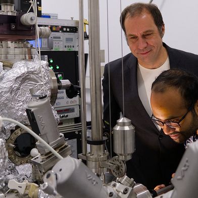 Dr. Alexander Weismann (l.) und Dr. Arnab Banerjee untersuchen die Anregung von Molekülen unter dem Rastertunnelmikroskop. (Bild: Sophie Humbert, Uni Kiel)