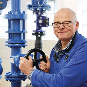 Ulrich Wicke, Leiter Automatisierungstechnik beim Bauhof der Stadt Schieder-Schwalenberg, hat die städtische Wasserversorgung fest im Griff.(Bild:  Phoenix Contact)