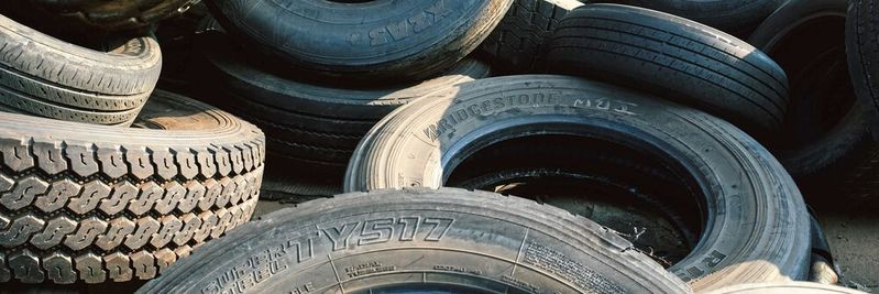 Alte Autoreifen sind eine wertvolle Rohstoffquelle. Alte Autoreifen sind eine wertvolle Rohstoffquelle.