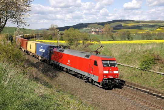 DB Cargo schreibt horrende Verluste. Diese wurden bisher vom Mutterkonzern kompensiert. Die EU-Kommission will dieses Vorgehen nun unterbinden. Innerhalb von zwei Jahren soll die Bahn-Tochter auf eigenen Füßen stehen respektive Rädern rollen, so die Forderung ...(Bild:  Deutsche Bahn)