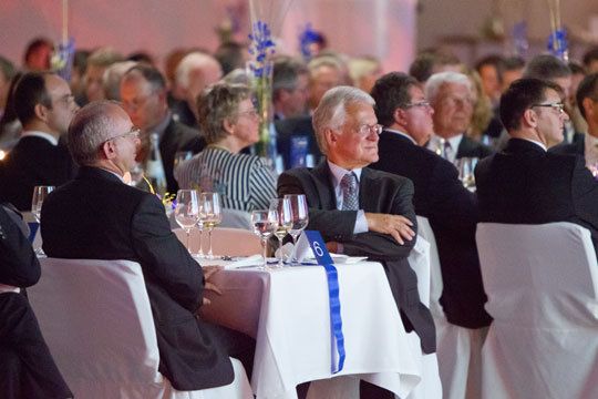 Gespannt warten die Zuhörer auf den nächsten Laudator und natürlich auch auf das nahende Menü. (VBM)
