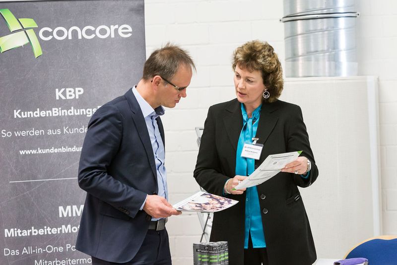 Andrea Neubauer von Concore erklärt einem Besucher das Angebot ihres Unternehmens, eines Spezialisten für Software- und Softwareschnittstellenprodukte. (Stefan Bausewein)