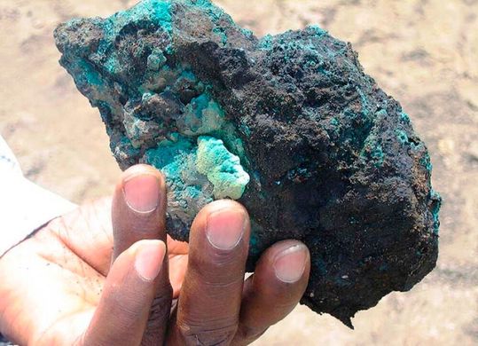 So sieht Erz aus, in dem Kobalt steckt. Kobalt, aber auch anderen batterierelevante Rohstoffe, werden immer stärker nachgefragt. Kurioserweise fallen die Preise. Doch es gibt nur wenige Länder, in denen die Bodenschätze schlummern. Das kann fatal werden, sagen Experten ...(Bild:  M. Umbuda)