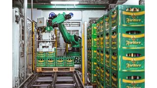 Roboter palettiert Bierkästen: Kuka begegnet dem enormen Automatisierungsbedarf der Konsumgüterindus­trie mit passenden Lösungen.  (Bild: Kuka Group)