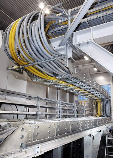 3 Ansichten: 4-Band-Kette Typ S 3200 aus Stahl mit Lochstegen. (Archiv: Vogel Business Media)