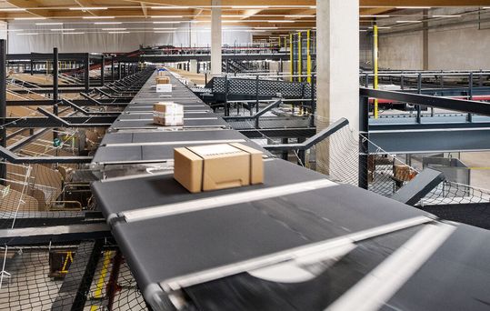 Auch der Paketmarkt in Österreich boomt. Deshalb erweitert die Österreichische Post ihr neues Paketzentrum in Kalsdorf gleich wieder. Mit der Idee, zwei Gurte pro Carrier zu nutzen, wie hier zu sehen, erreicht man dort nun höhere Förderleistungen für den Onlinehandel. Hier mehr dazu. Auch der Paketmarkt in Österreich boomt. Deshalb erweitert die Österreichische Post ihr neues Paketzentrum in Kalsdorf gleich wieder. Mit der Idee, zwei Gurte pro Carrier zu nutzen, wie hier zu sehen, erreicht man dort nun höhere Förderleistungen für den Onlinehandel. Hier mehr dazu.
