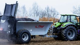 Fliegl Agrartechnik setzt für ein möglichst präzises Streuergebnis bei seinen neuen Dungstreuern auf ein drehmomentgesteuertes Abschieben des Festmists. Im Abschiebedungstreuer "Fliegl ADS" kommt das FAG-Drehmomentmessmodul zum Einsatz. (Bild: Fliegl Agrartechnik)