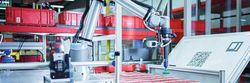 Neuer Kollege: Im Würth Verteilerzentrum VZ West unterstützt seit wenigen Monaten ein Cobot, ausgestattet mit Schmalz-Technologie, die Fachkräfte beim Beladen der Kleinladungsträger. Neuer Kollege: Im Würth Verteilerzentrum VZ West unterstützt seit wenigen Monaten ein Cobot, ausgestattet mit Schmalz-Technologie, die Fachkräfte beim Beladen der Kleinladungsträger.
