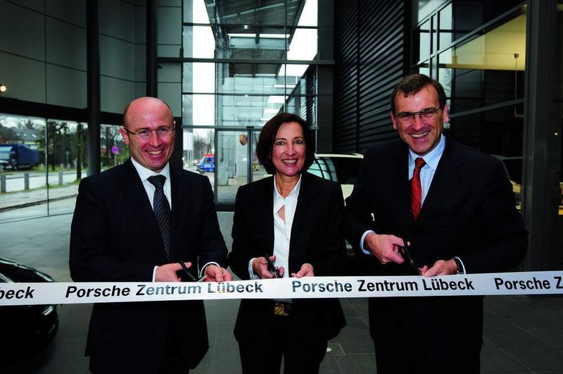Bernhard Meier (Geschäftsführer Porsche Deutschland GmbH), Petra Kittner und Peter Weis bei der Eröffnung des Porsche-Zentrums in Lübeck.  (Foto: Kittner)
