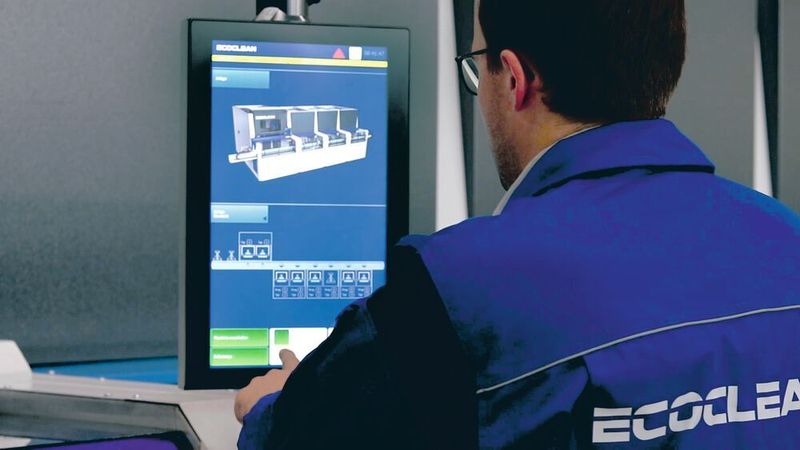 Auf dem 19 Zoll grossen Flatscreen-Bildschirm (HMI) des neuen, intuitiven Bedienpanels wird jedes Modul der Anlage in einer Komplettübersicht, ähnlich wie auf einem Smartphone, separat und übersichtlich dargestellt. (Ecoclean)