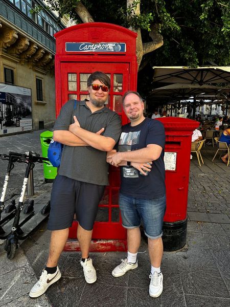 Markus Feyrer (l., S&K) und Christian Tienemann (iiyama) brauchen jetzt auch nicht mehr nach Hause telefonieren. (Bild: Vogel IT-Medien )