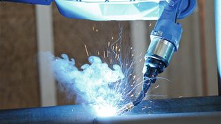 Der Schweissroboter in Action. (Bild: Yaskawa)