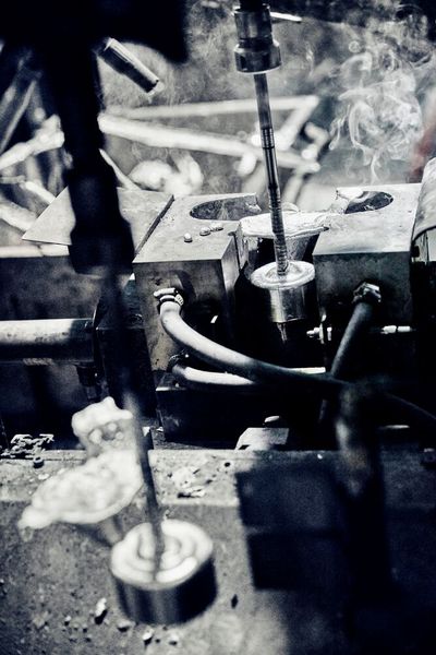 Giessen des schmelzenden Verbrauchsmaterials für den Rheocastingprozess. (Bild: Bühler)