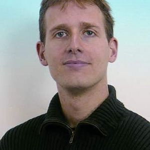 Dipl-Ing. Gabor Ast, Global Research: „Die beiden Fass-Schränke wurden von einer Fachspedition direkt frei Verwendungsstelle angeliefert. Die Pumpenbauteile waren bereits vormontiert. Die Installation und Integration an unser System war einfach, da bereits im Vorfeld die Schnittstellen klar definiert waren. Sehr gut war dabei auch, dass direkt das Abluftsystem mit Überwachung steckerfertig mitgeliefert wurde. Bei dem Anschluss der Lüftung ist ein aufwändiges Einregeln durch einen Lüftungsbauer entfallen.“