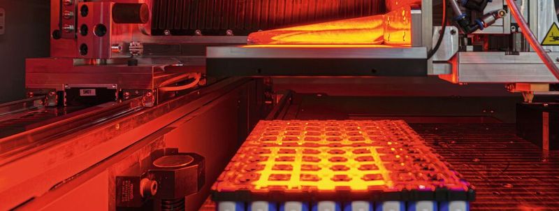 View inside the laser welding system. Left in the picture: a linear axis with two guides, the one on the right with integrated IMScompact position measuring system.(Image: RMA)