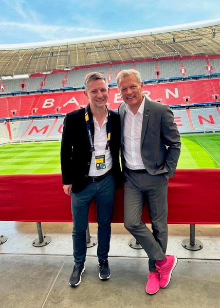 (v.l.) Michael Hitzelberger (TDSynnex) und Tom Meiler (Moderator des Tages) freuen sich über ein Wiedersehen. (Bild: Vogel IT-Medien)