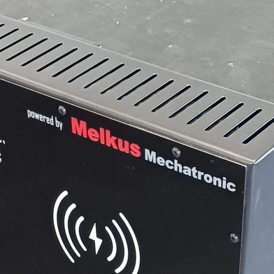 Beim kontaktlose Laden von AGV wird das Energiefeld nur dann aufgebaut, wenn das Fahrzeug anwesend ist, und bleibt beim Ladevorgang innerhalb von AGV und Ladestation. Die Personensicherheit ist jederzeit gewährleistet. (Bild: Melkus)