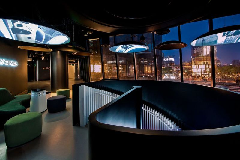 Auf zwei Etagen und 2.400 Quadratmetern dreht sich alles um die Stuttgarter Premiummarke. (Foto: Daimler)