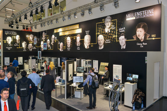 Blick in das Meilensteine-Museum der Redaktion Elektronikpraxis auf der electronica 2016. Gestaltet wurde es gemeinsam mit den 20 Awardträgern der Aktion 
