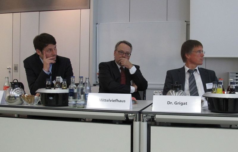 Chemcologne am Podium: (v.l.) Projektleiter Daniel Wauben, der stellvertretende Vorsitzende Clemens Mittelviefhaus und der Vorstandsvorsitzende Ernst Grigat. (Bild: Ernhofer/PROCESS)