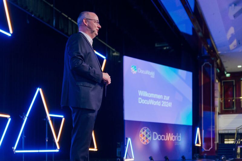 Herrman Schäfer, Vice President Partner Sales EMEA, eröffnet die Docuworld 2024.  (Bild: Docuware)