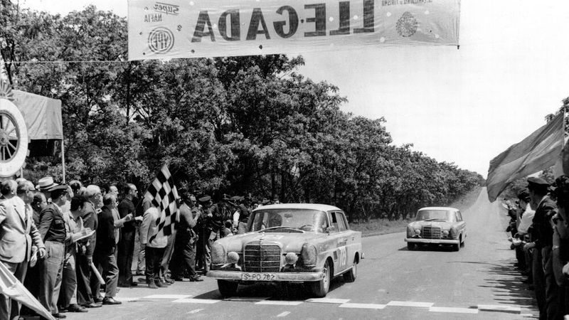 Bei Großen Straßenpreis von Argentinien für Tourenwagen 1963 im Mercedes-Benz 300 SE Rallyefahrzeug mit der Startnummer 723 belegten Dieter Glemser und Beifahrer Martin Braungart den 2. Platz in der Gesamtwertung. Mercedes-Benz holt einen Vierfachsieg. (Bild: © Mercedes-Benz AG)