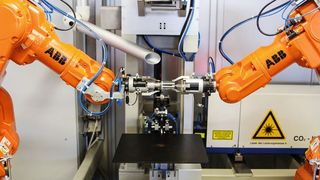 Feinfühlig wie Glasbläser ermöglichen die Roboter die zum Verformen notwendigen komplexen Stauch- und Ziehprozesse der Gläser. (ABB)