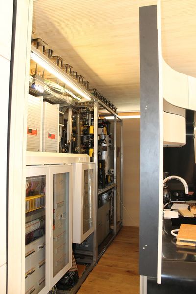 Die Technik versteckt sich hinter der Küchenzeile im Schrank. (Kunze/elektrotechnik)